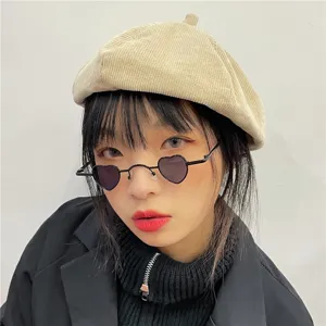 Modische winzige Herz Sonnenbrille für Damen, coole Metallrahmen Streetwear Sonnenbrille.