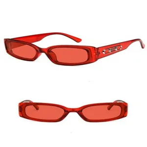 Retro rote schmale rechteckige Sonnenbrille Y2K Stil Mode Eyewear fuer trendige Outfits.