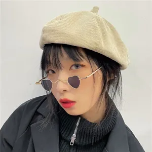 Modische Herz Sonnenbrille Metallrahmen Detailansicht, retro Streetstyle Accessoire chic.