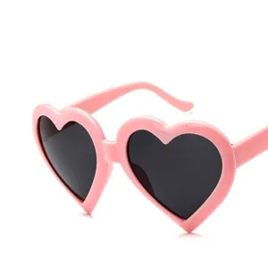 Süße rosa herzförmige Sonnenbrille für Damen, Retro Streetwear und lustige Party Brille.