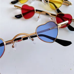 Modische kleine Herz Sonnenbrille mit goldenen wellenförmigen Metallrahmen für Damen Streetwear.