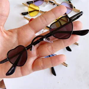Kleine herzförmige Sonnenbrille für Damen, trendige UV-Schutz Retro Brille modisch.