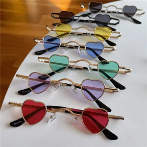 Kleine Herz Sonnenbrille mit Metallrahmen, trendige Retro UV Schutz Brille für Frauen.