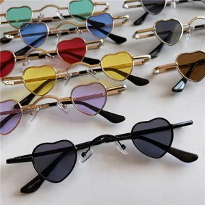 Retro kleine Herz Sonnenbrille für Damen, trendige Metallrahmen bunte Gläser schick.