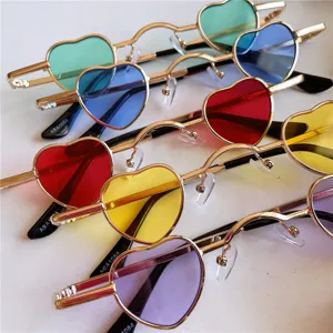 Modische kleine herzförmige Sonnenbrille für Damen, trendiger Vintage Metallrahmen farbig.