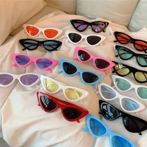Modische Retro-Cat-Eye-Sonnenbrille Detailansicht, stilvolle bunte Dreieck-Sonnenbrillen.