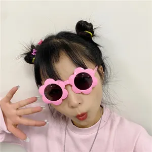 Cute pink flower shaped novelty sunglasses for fun party photo props and daily fashion wear.