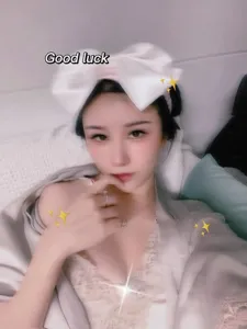 Bandeau nœud blanc mignon et pyjama en dentelle pour un sommeil confortable et un look charmant.