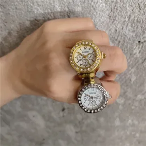 Detailansicht der Quarz-Ringuhr im Vintage-Stil mit funkelnden Strasssteinen und Metalloberfläche.