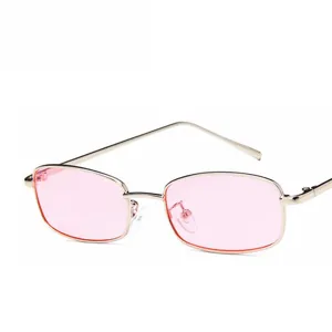Eckige Vintage Metallsonnenbrille mit rosafarbenen Gläsern für Damen Herren Streetwear.