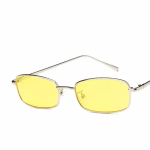 Nahaufnahme von Retro Sonnenbrille mit Metallrahmen und gelben Gläsern für Streetwear.