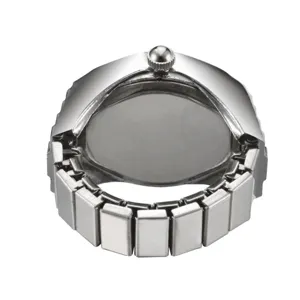 Detailansicht des Retro Quarzuhr Rings mit elastischem Metallband und klassischem Zifferblatt.