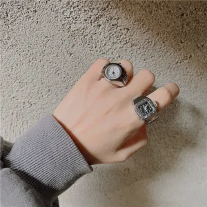 Nahaufnahme der Vintage-Metallringuhr mit exquisitem Zifferblatt und feinen Texturdetails.