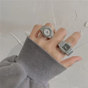 Vintage silbernes Ringuhren Quarzuhr Fingeruhr einzigartiger Retro Modeschmuck Detailansicht
