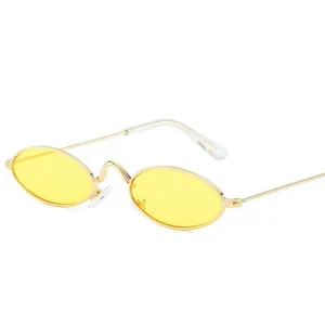 Retrologische kleine ovale Sonnenbrille mit gelben Gläsern und Metallrahmen Detail.