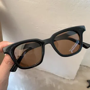 Schwarze quadratische Cat-Eye-Sonnenbrille für Damen, Retro dicker Rahmen braune Gläser.