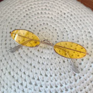 Retro Mini-Metallsonnenbrille mit gelben ovalen Gläsern für stylischen Street-Style-Look.