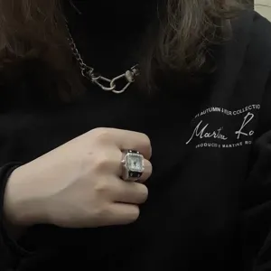 Nahaufnahme eines Vintage quadratischen Uhrenrings am Finger, Detailansicht Retro Accessoire.