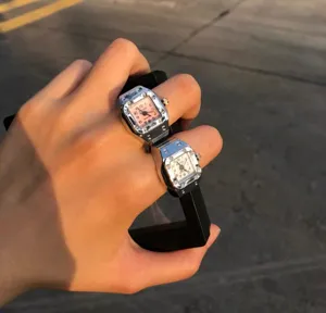 Modischer quadratischer Ring-Uhr mit glitzernden Strasssteinen, silberner Fingerschmuck.