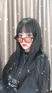 Modische schwarze Sonnenbrille mit roten Gläsern für Damen und Herren, cool und lässig.