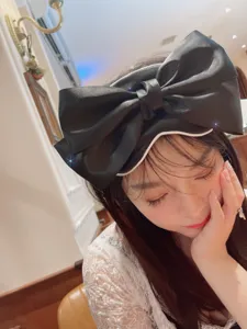 Masque de sommeil en satin noir avec nœud, confortable et respirant pour la sieste.