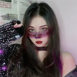 Futuristische einteilige lila Visor Sonnenbrille für ausgefallene Streetwear und Looks.
