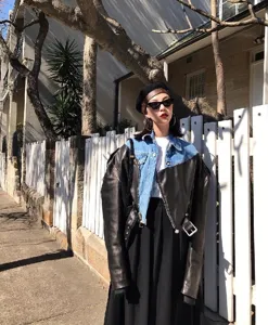 Modisches Streetstyle-Detail mit trendigen Sonnenbrillen und Accessoires für den Alltag.