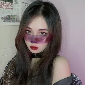 Futuristische cyberpunk lila Visor Sonnenbrille Detailansicht, coole transparente Brille Damen.