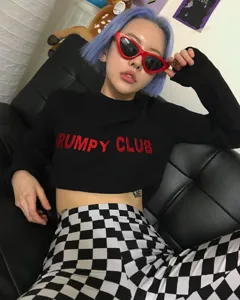 Koreanische Retro-Rave-Cat-Eye-Sonnenbrille für Damen kombiniert mit schwarzem Pullover.
