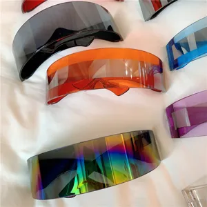 Detailansicht futuristischer Schild-Sonnenbrillen, übergroßes einteiliges Spiegelglas im Mehrfarben-Design.