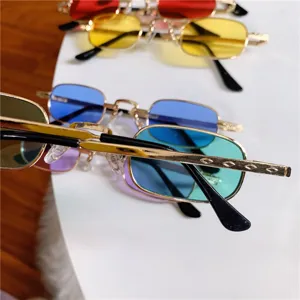 Retro kleine quadratische Sonnenbrille mit bunten Gläsern und Metallrahmen für Streetstyle.