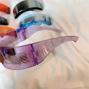 Detailansicht der futuristischen Schildsonnenbrille mit lila Gläsern, idealer Y2K Stil.