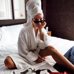 Nahaufnahme von Retro-Cat-Eye-Sonnenbrille in einem gemütlichen Schlafzimmer, modisches Accessoire.