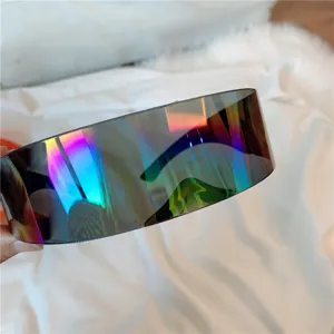 Futuristische Cyberpunk Schild Sonnenbrille Detailaufnahme mit bunten Reflexionsgl.