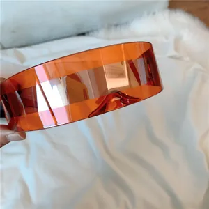 Nahaufnahme Detail der futuristischen orangefarbenen Visier-Sonnenbrille, Techwear.