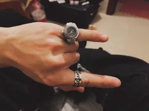 Minimalistischer Punk Fingeruhr Ring kreative Mini Uhr Quarzuhr fuer modischen Alltag 1Stk