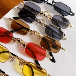 Vintage kleine rechteckige Sonnenbrille mit Metallrahmen und bunten Gläsern für Streetwear.