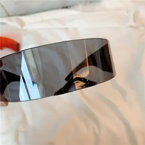Nahaufnahme von futuristischen Monoscheiben-Sonnenbrillen mit dunklem, glatten Design.