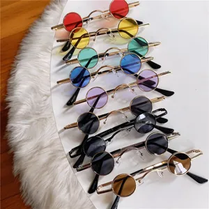 Retro kleine runde Metall Sonnenbrille, bunte Mode Brille fuer Streetwear und Fotoshoot.