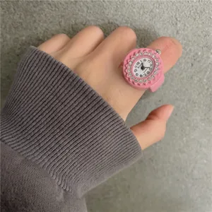 Modische rosa Strass Ring Uhr Quarz Fingeruhr stilvolles Mode Accessoire fuer den Alltag.
