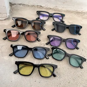 Unisex Dicke Rahmen Sonnenbrille mit bunten Gläsern, stilvolle Vintage Brille für Sommer.