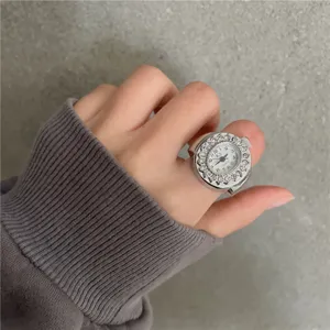 Trendiger Strass Ringuhr fuer Damen und Herren, vintage silberne Quarzuhr als modisches Accessoire.
