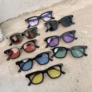 Unisex Sonnenbrille mit schwarzem Gestell und bunten Gläsern, trendiges quadratisches Design.