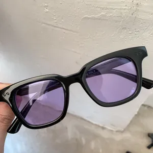 Retro Punk schwarze Katzenauge Sonnenbrille mit stilvollen lila Gläsern für Damen.