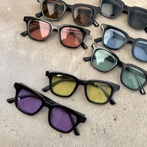 Modische schwarze Sonnenbrille mit dicken Rahmen und bunten Gläsern für Damen und Herren.