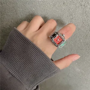 Retro kreativer Uhrenring für Damen und Herren, silbernes Metallgehäuse mit rotem Zifferblatt.