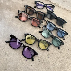 Stylische dicke schwarze Sonnenbrille mit bunten Gläsern für den modischen Sommer