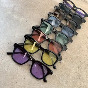 Modische Sonnenbrille mit schwarzem Gestell und bunten Gläsern für Damen und Herren.