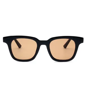 Schicke schwarze quadratische Sonnenbrille für Damen und Herren mit getönten Gläsern.