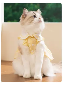 Jolie robe de chat à carreaux jaunes avec col blanc et volants, vêtement d'été pour animal.